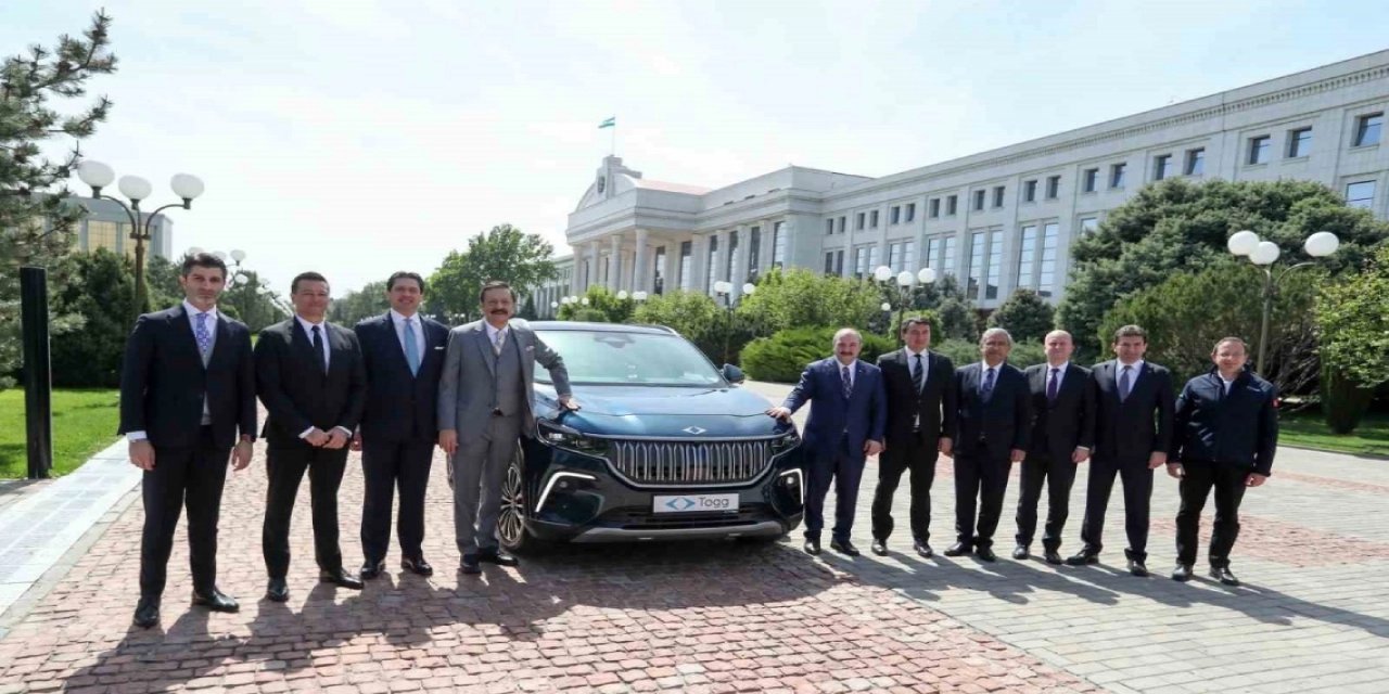 Bakan Varank Mirziyoyev’e Togg’u bizzat teslim etti