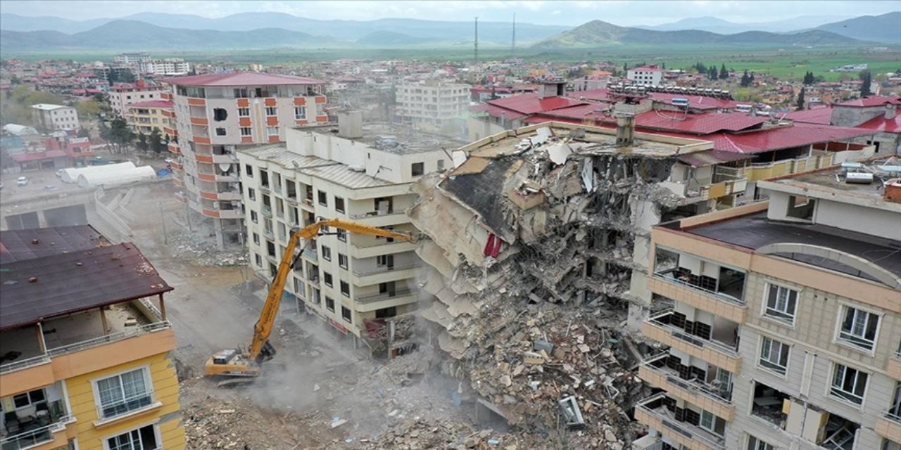 Deprem bölgesinde yıkım çalışmaları devam ediyor